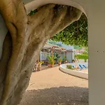 Junto A Com Piscina. * Portimão