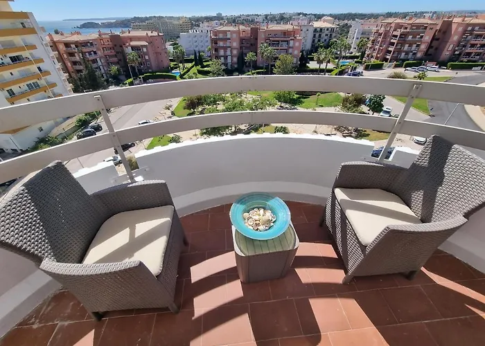Junto A Com Piscina. Portimao