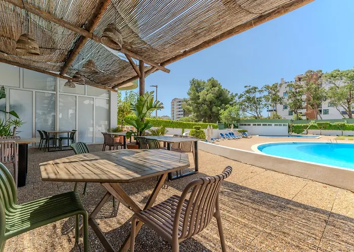 Junto A Com Piscina. Portimao