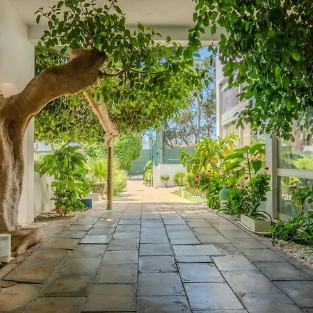 Junto A Com Piscina. Portimão